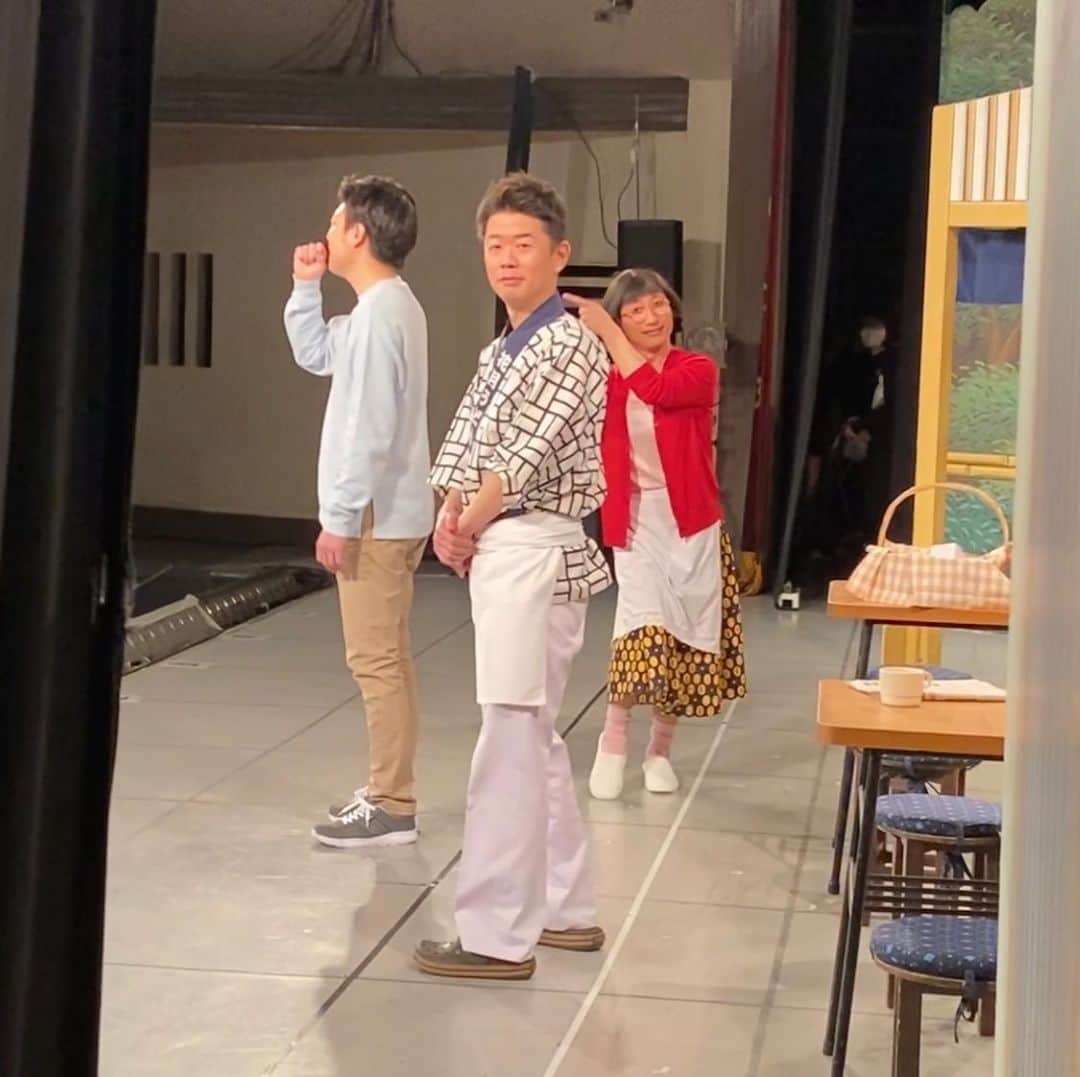吉本新喜劇のインスタグラム：「本日、祇園吉本新喜劇すっちー座長公演千秋楽です🐕🍬 #舞台袖からパシャリ #すっちー #清水けんじ #カメラ目線くれたよ」