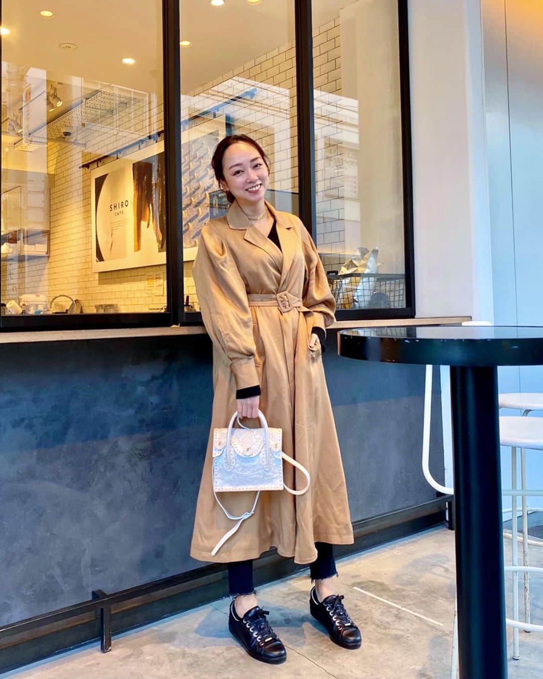 石田美奈子のインスタグラム：「𝐎𝐮𝐭𝐟𝐢𝐭. . 今日は暖かいですね☺︎ アウターがいらないくらいの気温🌞 このまま暖かい日が続いてほしいなぁ⑅◡̈* . . coat … #ameri @amerivintage denim … #ant @ant__official bag … #gracecontinental @grace_continental.div shoes … #jimmychoo @jimmychoo . . 👗→ #minako_fashion . #ootd #165cmコーデ #トレンチコートコーデ」