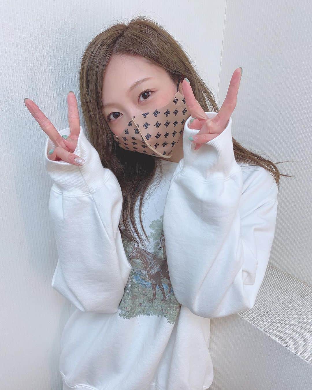 松井さやかのインスタグラム：「マスクしてても可愛く居たい🥺💞  #jouetie #moussy #murua #fashionblogger  #トレーナー #すきぴ #カジュアル #かわいい 🐴」