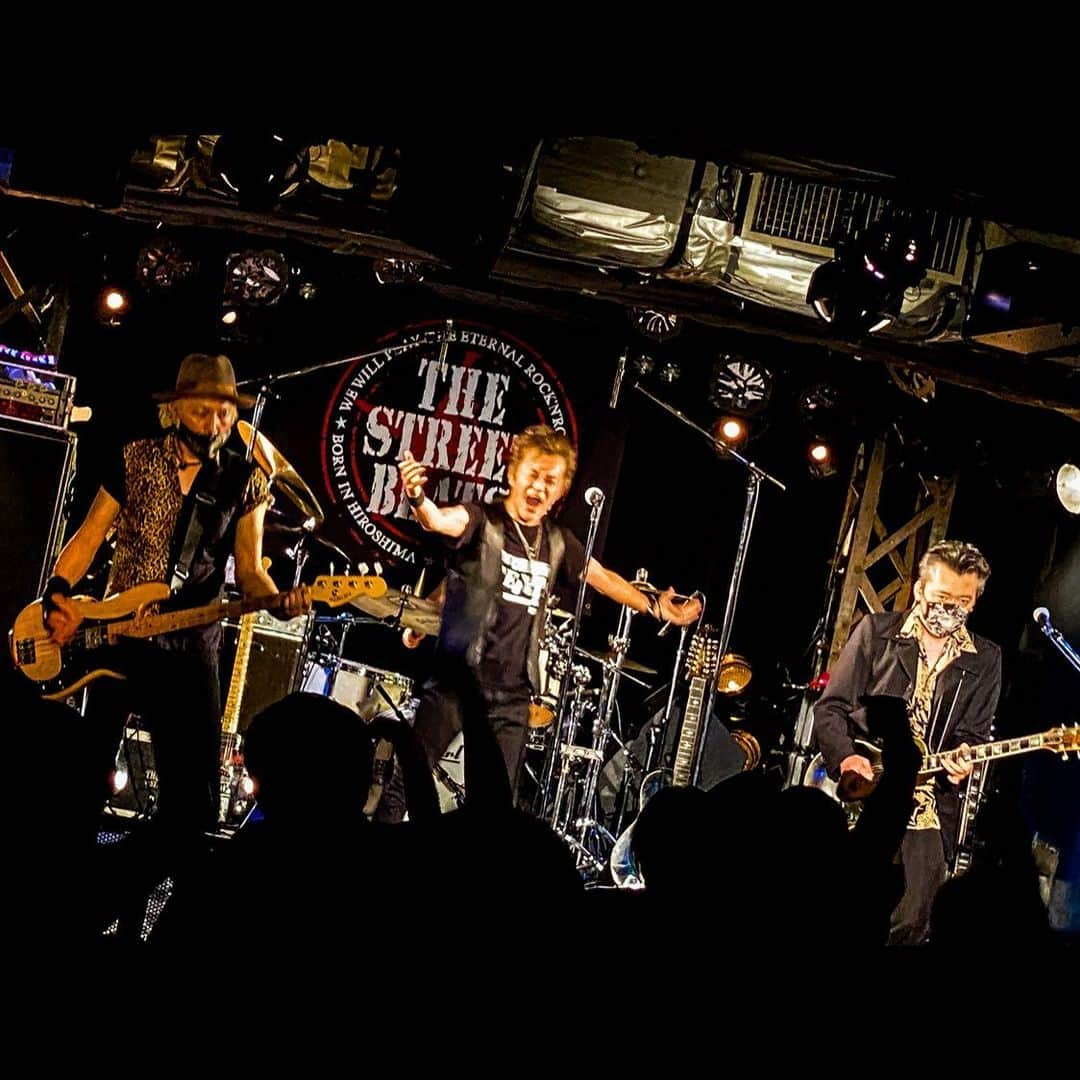 THE STREET BEATS（ザ・ストリート・ビーツ）さんのインスタグラム写真 - (THE STREET BEATS（ザ・ストリート・ビーツ）Instagram)「. ■昨夜の2021 STARTING LIVE＠新宿LOFTありがとうございました！この日を待ち望んでいた思いが熱量となり会場全体が即沸点！魂が震えまくった感動的なド熱い夜でした！ありがとうBEATNIKS‼︎ 配信は2月23日(火)23:59まで何度でもご視聴頂けます。配信チケットは2月23日(火) 21:00まで購入可能。是非ご覧下さい!! ☆配信チケット￥3000　販売URLはオフィシャルサイト、公式Facebook、公式Twitterにてご確認下さい . . ■NEWビーツグッズ通販受付中！ NEOVISION通販でビーツグッズ通販受付中！新たに[2021BEATSロゴ]半袖Tシャツ￥3500も登場!!商品代金合計1万円以上ご購入の方にお客様の宛名入りで「メンバー直筆サイン色紙」をプレゼント致します。通販は「1回の払込票1枚で通販1万円以上ご購入」のお客様が対象となります。オフィシャルサイトの通信販売ページをご覧の上お間違いのないようお申込み下さい。(＊FC継続・新規、チケット、送料等は含まない商品ご購入代金の合計額です)  . ★ニューアルバム『生きた証を残す旅』　￥3,300 ★NEW[2021BEATSロゴ]半袖Tシャツ　￥3,500（S、M、L、XLの4サイズ） ★[BEATSロゴ] 長袖Tシャツ　￥4,000 （S、M、L、XLの4サイズ） ★[BEATSロゴ] 半袖Tシャツ　￥3,500 （SS、S、M、L、XL） ★[MUSIC GIVES US POWER] Tシャツ　各￥3,500 （黒、白の2種類／ 各S、M、L、XL） ★[生きた証を残す旅] Ｔシャツ　￥3,500 （黒ボディ／SS、S、M、L、XL） ★[BEATSロゴ]リストバンド　各￥1,000（黒、白、赤の3種類） ★[生きた証を残す旅] 缶バッジ5個セット　￥1,500 ★[MUSIC GIVES US POWER]＋ロゴ＆30周年ステッカー3枚セット ￥1.000 ★ライブDVD『ALL TIME BEATS』『MEMORIAL LIVE』『LONGEST WAY』etc.　各￥4,500 ★ライブCD『ALL TIME BEATS』『MEMORIAL LIVE』『LONGEST WAY』etc.　各￥3,000 . 価格は全て税込です。商品代金に返送手数料をプラスして【郵便振替】にてお払い込み下さい。返送手数料は1点￥500、2点以上は￥1,000です。 【口座名 / NEOVISION】 【口座番号 / 00180-8-655394】 ＊サイズ切れや入荷待ち等の状況によっては2週間～1か月程度お待ち頂く場合もございます。予めご了承下さい。旧譜や他商品もオフィシャルサイトの通販ページに掲載中ですので併せて是非ご覧下さい。 . . #thestreetbeats #新宿LOFT」2月21日 13時30分 - thestreetbeats_official