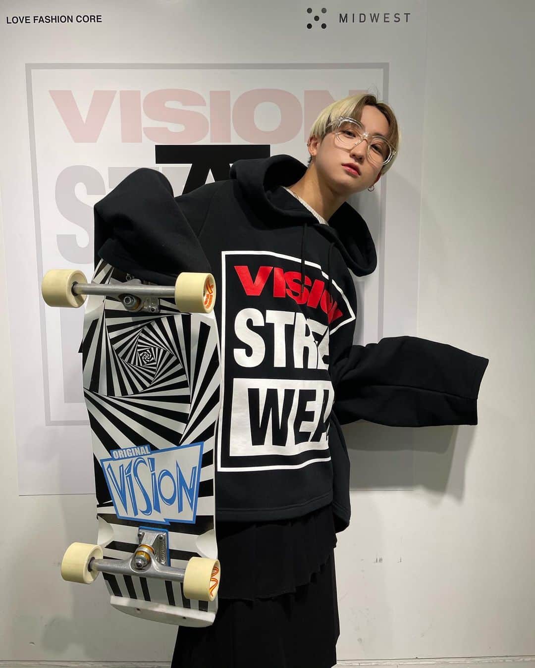 のインスタグラム：「ANREALAGE ✖︎ Vision Street Wearのローンチへ💗  このコラボアイテムがMIDWESTさんとANREALAGE Shibuya Parco店にて2/19から店頭販売START。  このビックシルエットのパーカーと 生地感かなり好きだったなあ🥺  @anrealage_official  @visionstreetwearjapan  @midwest_tm   @shin1551 さん 今年も宜しくお願いします💗」