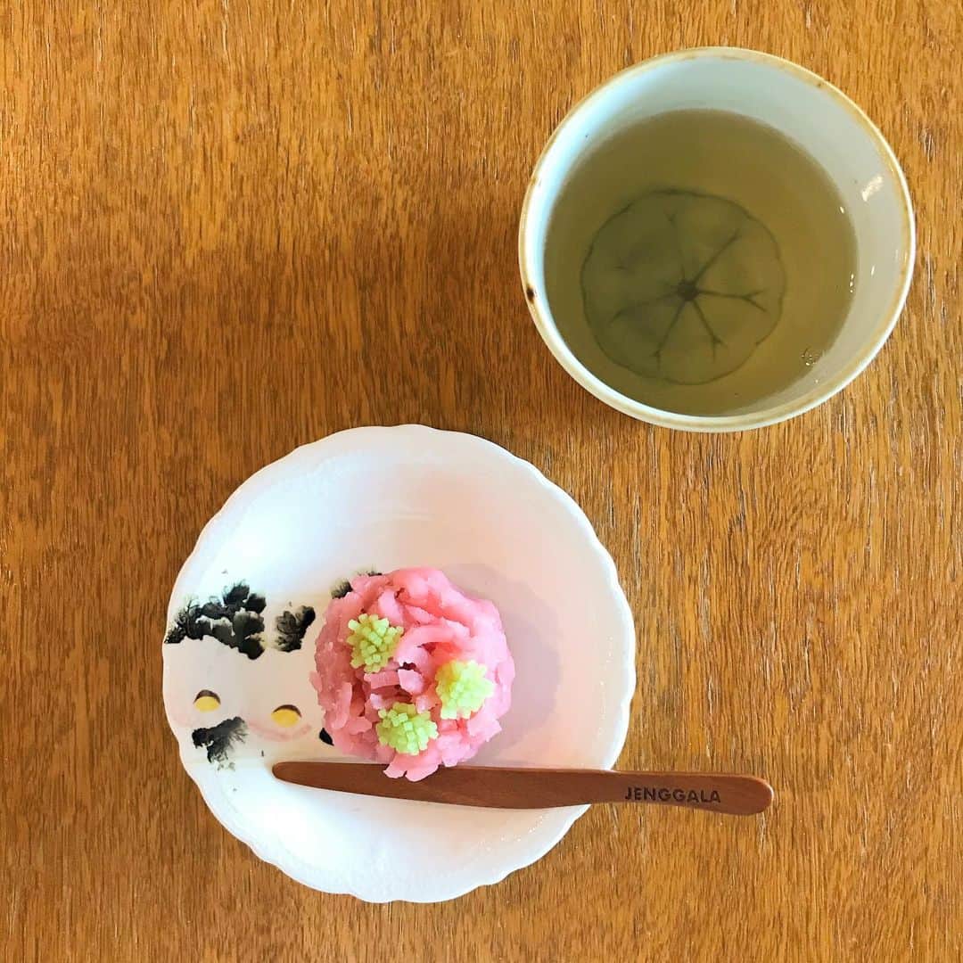 福田葉子さんのインスタグラム写真 - (福田葉子Instagram)「鶴屋吉信の練り切りでお茶。春ですねえ。 #teatime #wagashi #sweet #春　#和菓子　#練り切り　#お茶　#鶴屋吉信　#器好き #うつわ好き　#springhascome #pukupuku」2月21日 13時32分 - yoyoyokoko