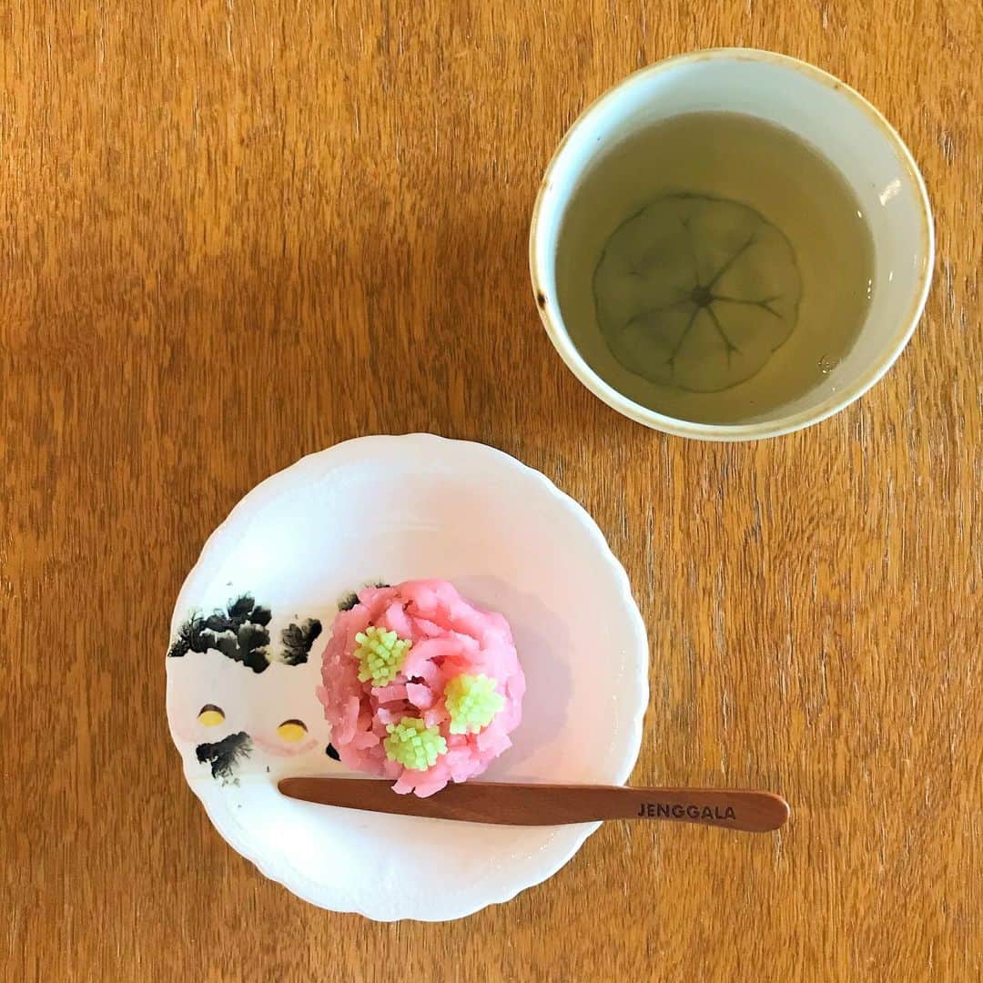 福田葉子のインスタグラム：「鶴屋吉信の練り切りでお茶。春ですねえ。 #teatime #wagashi #sweet #春　#和菓子　#練り切り　#お茶　#鶴屋吉信　#器好き #うつわ好き　#springhascome #pukupuku」