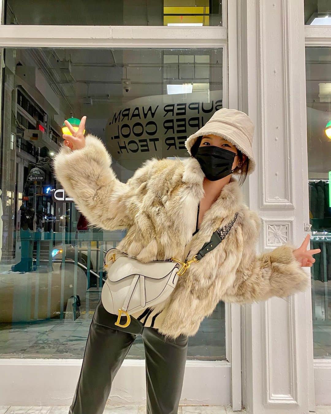ルピン・ワンのインスタグラム：「Being in NYC for a week, hanging out with friends is one of the happy things to do,  feel like a long time ago..missed here a lot ... ❄️🥰✨」