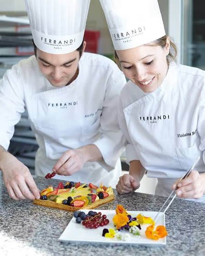 メイン・メンドーサのインスタグラム：「typical Culinary students vs. me as a Culinary student #throwback #paano」
