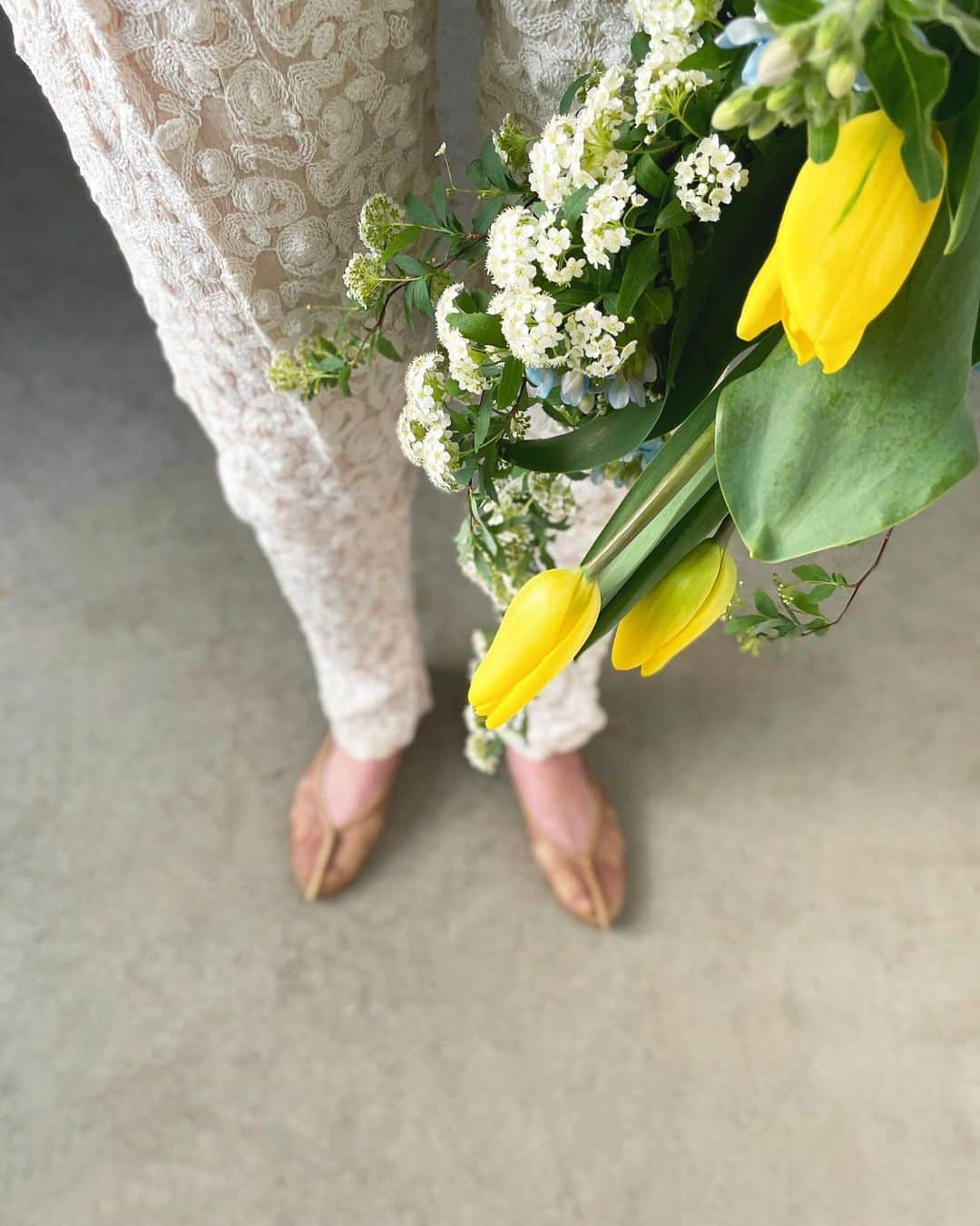 chinatsu614さんのインスタグラム写真 - (chinatsu614Instagram)「A little bit of sunshine for my Sunday☀︎ #yellowtulips #tullips #yellowflowers #yellow #flowerstagram  ・ ・ ・  チューリップが出回り出すと春を感じる♡   ・ ・ ・ #黄色好き #黄色のチューリップ #チューリップ #こでまり  #ブルースター #花のある暮らし  #花のある生活」2月21日 13時48分 - chinatsu614