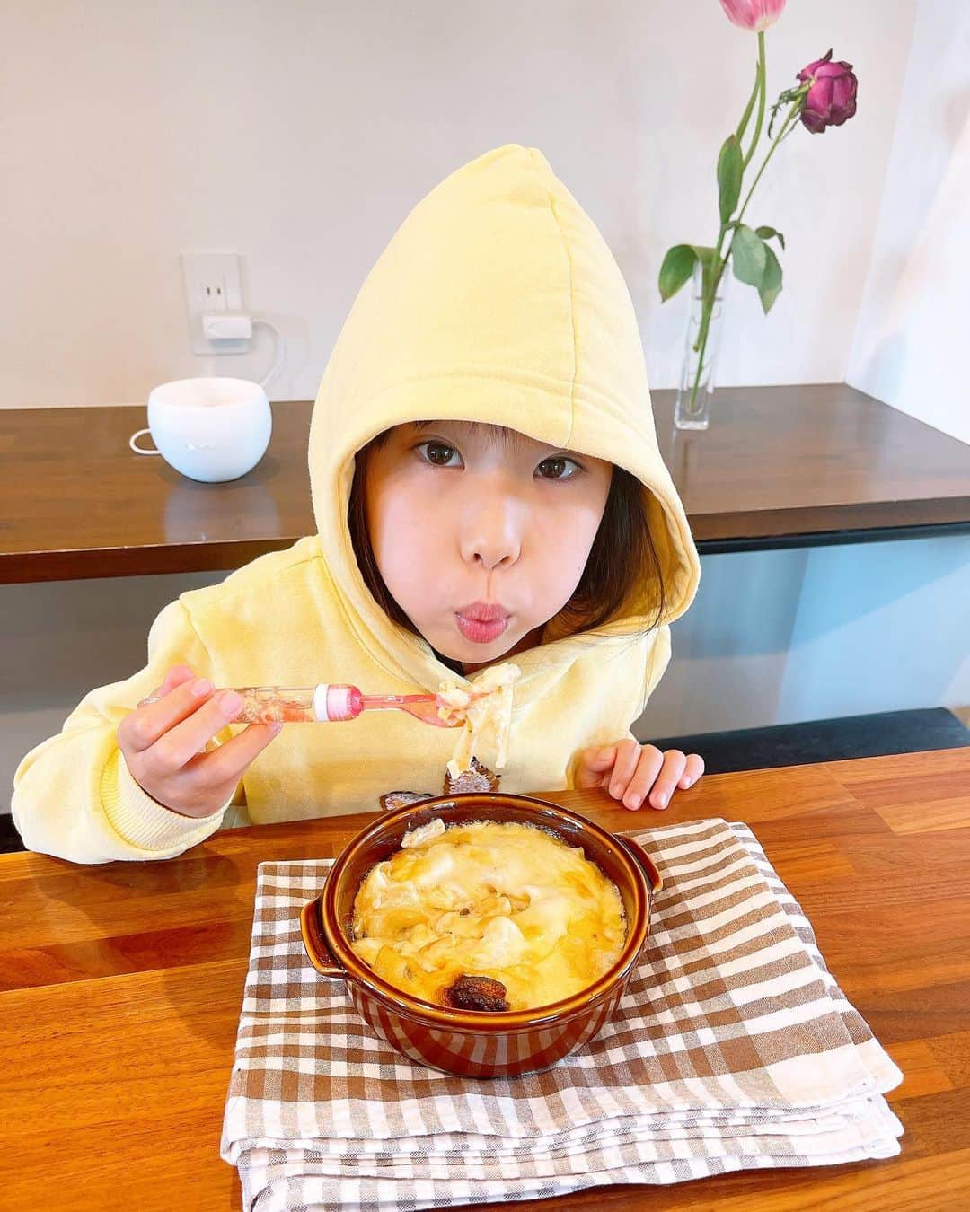 みきママさんのインスタグラム写真 - (みきママInstagram)「【朝ごはんと昼ごはんです！！】  朝は昨夜のブラジル料理、フェイジョアーダが残っていたのでスクランブルエッグに添えました❗️  すると、はる兄「豆が多すぎる。」ってさ。ブラジルのサッカー選手もフェイジョアーダでスタミナつけてるんだから、食べろ。  お昼は、フェイジョアーダにトマト缶＋ケチャップ＋はちみつを入れてチリコンカンにリメイクして、ペペロンチーノと一緒に出しました。  すると、はる兄「黒豆、うまくなったじゃん。」ってさ。  杏ちゃんはグラタンが食べたいってさ。  冷凍しておいた１人前のグラタンをレンチンしてチーズをのせてトースターで焼き直して出しました✨  杏ちゃん、何やってんの⁉️  杏ちゃん「熱すぎる。」ってさ。扇風機で冷まして食べていました。  杏ちゃん、やるね😍😍😍  #みきママ　#フェイジョアーダ　#チリコンカン　#ペペロンチーノ」2月21日 13時48分 - mikimama_official