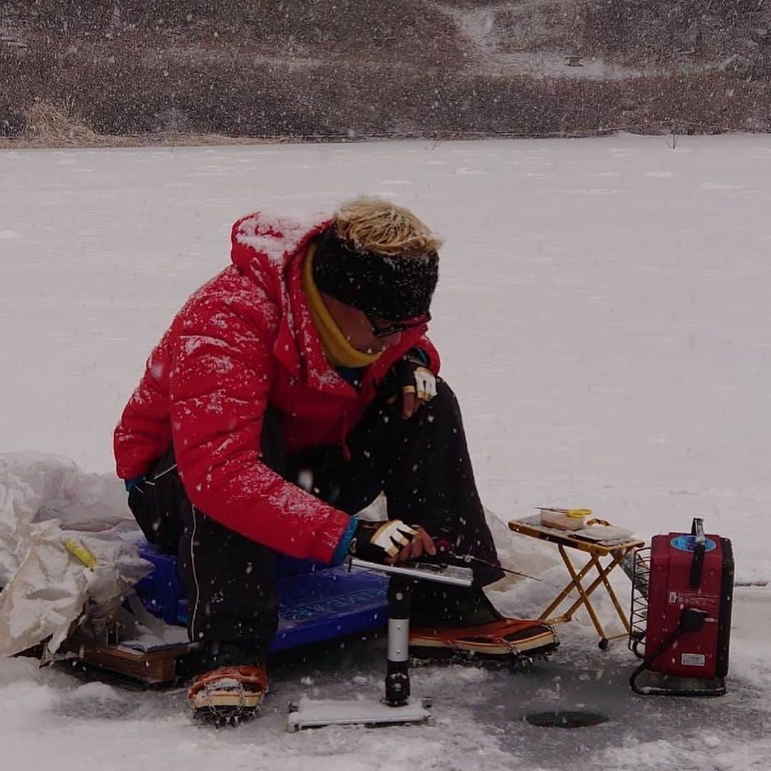 田村亮のインスタグラム：「氷上ワカサギ釣り  #ロンドンブーツ亮 #釣りならまかせろ #松原湖 #本当はテント中でやる #撮影の為全オープン #ワカサギ美味かった #緊急事態宣言でプライベート釣りに行けないので #写真をアップ」
