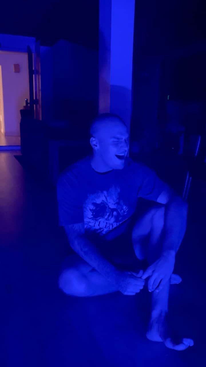 のインスタグラム：「feeling a little sad boy this evening so I just wanted to sing one of my favorite songs... Jealous by Labrinth, watch the rest on my Instagram story 🌚」