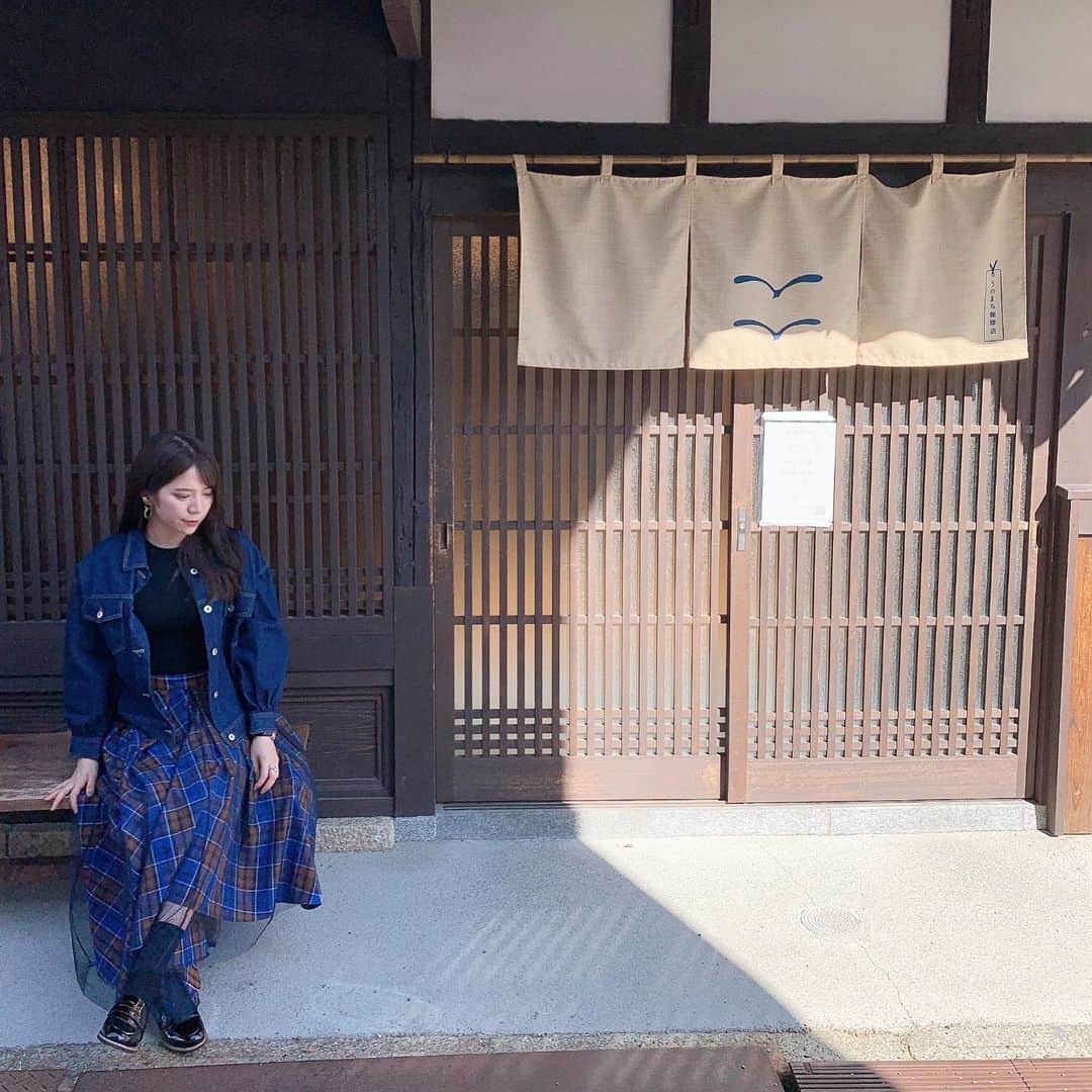 青山日和さんのインスタグラム写真 - (青山日和Instagram)「ㅤㅤㅤㅤㅤㅤㅤㅤㅤㅤㅤㅤㅤ あたたかい日は散歩もいいよね😇 奈良の橿原市にある今井町は 昔ながらのほっこりする街並み。 　 そこにある @unomachi_coffee さんは とってもおしゃれで人気なcafe☕️ 本好きな私にとっては 終始テンションの上がるカフェでした。 　 あと、 クリームブリュレのパフェも とっても美味しいよん☺️❤️ 　 少し前のことですが、 この時あんまり外に出てなかったから 気持ちよかったな☺️✨   暖かくなってきてまた行きたいな♪と 思っての投稿でした🌻  ※お写真以外の時はマスクも エタノールもばっちばちです😇 楽しむのは楽しむけど、 きっちりやれることはやっておこーね♪ 　 #今井町#今井町カフェ#奈良グルメ#奈良カフェ#散歩#うのまち珈琲店#クリームブリュレパフェ#奈良中南和#奈良散歩#あたたかい日#気分転換#時差投稿」2月21日 14時08分 - hiyo131131