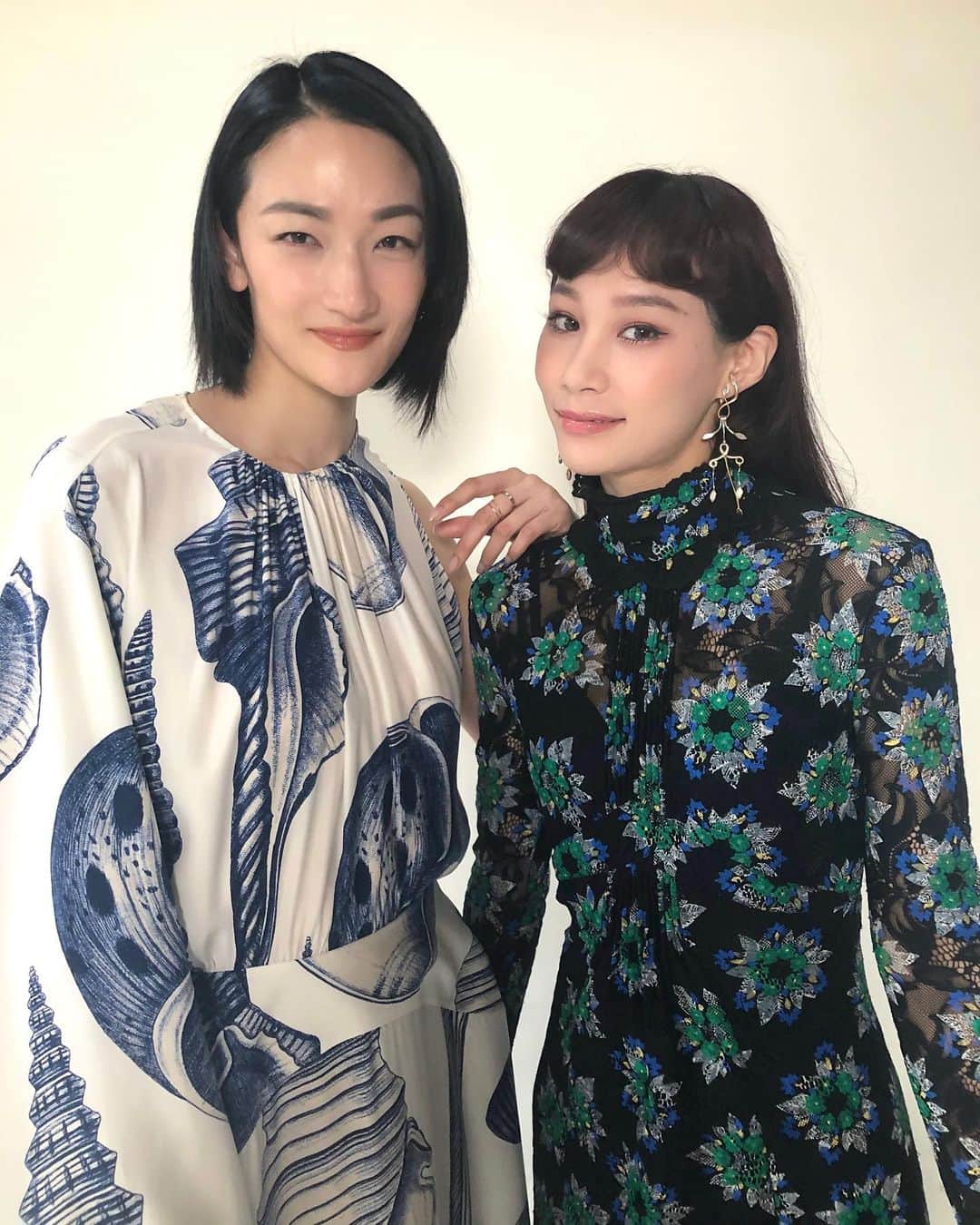 マドモアゼル・ユリアのインスタグラム：「2月18日の朝日新聞の夕刊で、冨永愛さんと対談させて頂きました📰 コロナ禍でのファッションのお話や、未来のお話、愛さんと沢山お話できてとっても楽しかった🥰 愛さんはステラの美しいドレス、私はパコラバンヌのドレスです👗 朝日新聞さん、愛さんありがとうございました🙇🏻‍♀️❤️ 今後動画などもUPされてゆく予定です！ #朝日新聞 #冨永愛 #stellamccartney #pacorabanne @ai_tominaga_official @asahi_shimbun」