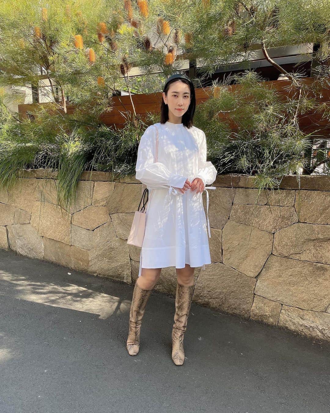 近野莉菜のインスタグラム：「今日は春の陽気でぽかぽかですね☺️🌸 最近購入した、白のシャツワンピースをおろしました♪ SNIDEL( @snidel_official )のORGANICSタキシードシャツワンピースだよ♡ ハンサムかつほんのりモード見えもするし、ふんわり膨らみを持たせた袖とカフスに華奢なリボンが付いているのもお気に入りです😌✨  #SNIDEL #SNIDELsnap」