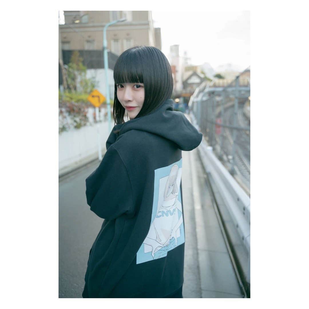 橋本美桜のインスタグラム：「全国ツアーのグッズができました！！！﻿ デザイン可愛いので是非ゲットして、私とお揃いにしてね^^*﻿ ﻿ TシャツはＬ、フーディ(黒)はＸＬを着用しています👌🏻」