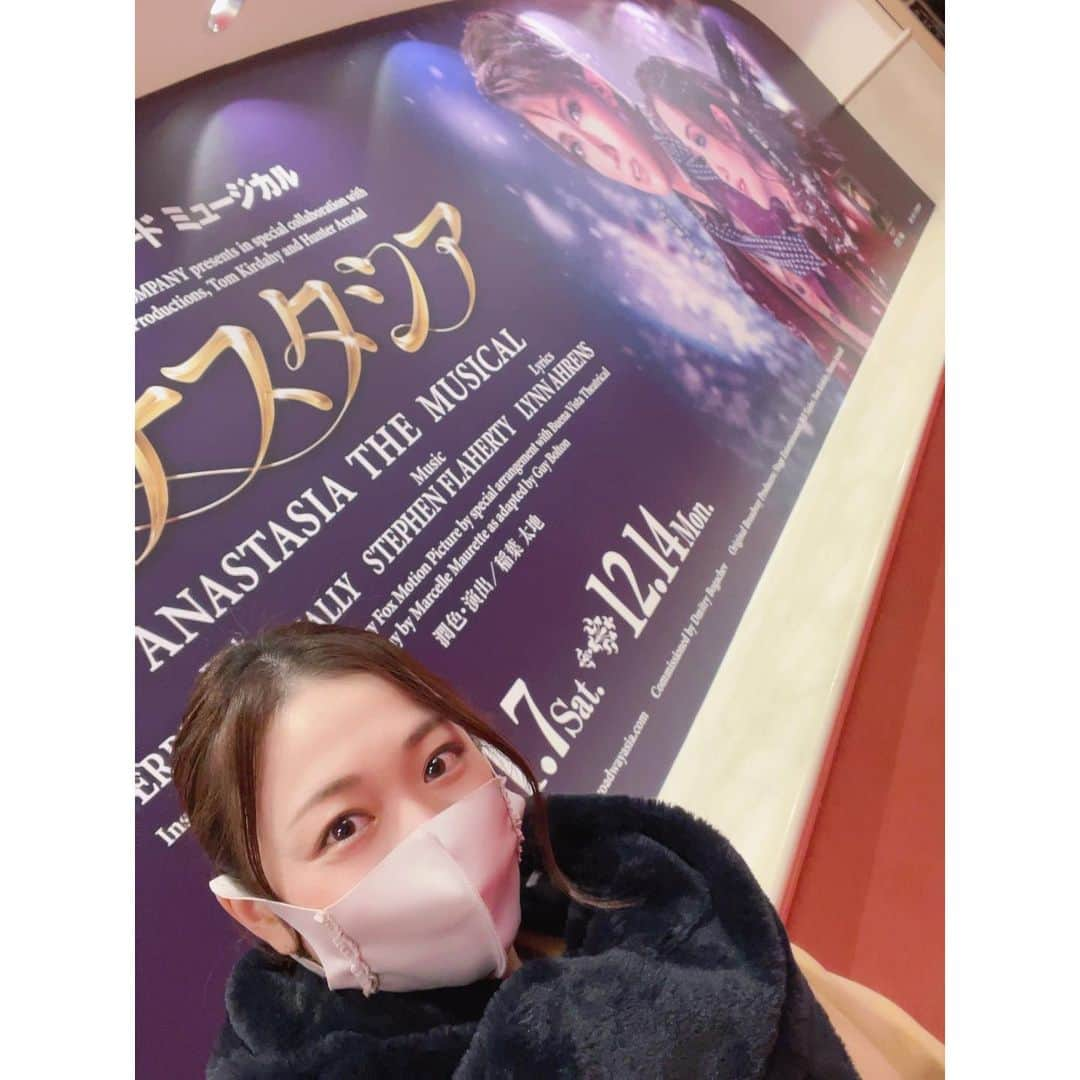 妃白ゆあさんのインスタグラム写真 - (妃白ゆあInstagram)「宙組『アナスタシア』東京千秋楽ですね✨﻿ ﻿ ﻿ かなり前になりますが、大劇場で観劇させて頂きました☺️💓﻿ ﻿ 本当に素敵な楽曲に物語、衣装、セット！！﻿ そして大変な状況の中でもキラキラと輝く宝ジェンヌに大感激でした😭﻿ 色んな制約がある中で、本当に皆んな一生懸命に輝いていて、手が痛くなるくらい拍手しました😭﻿ ﻿ ﻿ 個人的に、宝塚大劇場での観劇が退団してから初めてな上に、ロビーのお土産家さんなどを通って客席に向かうのも十何年ぶりで、母と姉との3人での観劇も子供の頃以来でしたので、色んな懐かしい気持ちを思い出しました☺️💓﻿ ﻿ ﻿ 大劇場のロビー入って、チケットのもぎりまでにある大きなシャンデリアが、子どもながらにとってもキラキラしてて大好きだったんですよね〜✨✨﻿ 今でもやっぱり綺麗でした❤️❤️﻿ ﻿ ﻿ そして、同期の格好良すぎる姿に、﻿ もうストーリーが始まる前から号泣してしまい、隣の姉がぎょっとしてました😂笑﻿ ﻿ 本当に素敵な時間を有難うございました💓﻿ 大千穐楽、心からおめでとうございます✨✨﻿ ﻿ 非常に遅いけれども🙈 #観劇日記　﻿ #宙組　#アナスタシア　﻿」2月21日 14時12分 - yua_hishiro