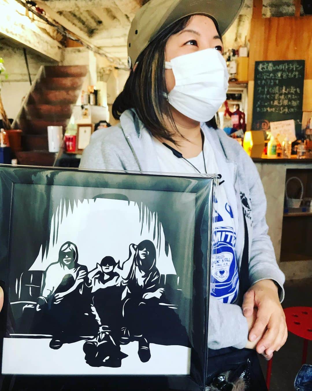 みずえのインスタグラム：「切り絵作家さんに戴きました✂️ すごーい！ #whothebitch #切り絵」
