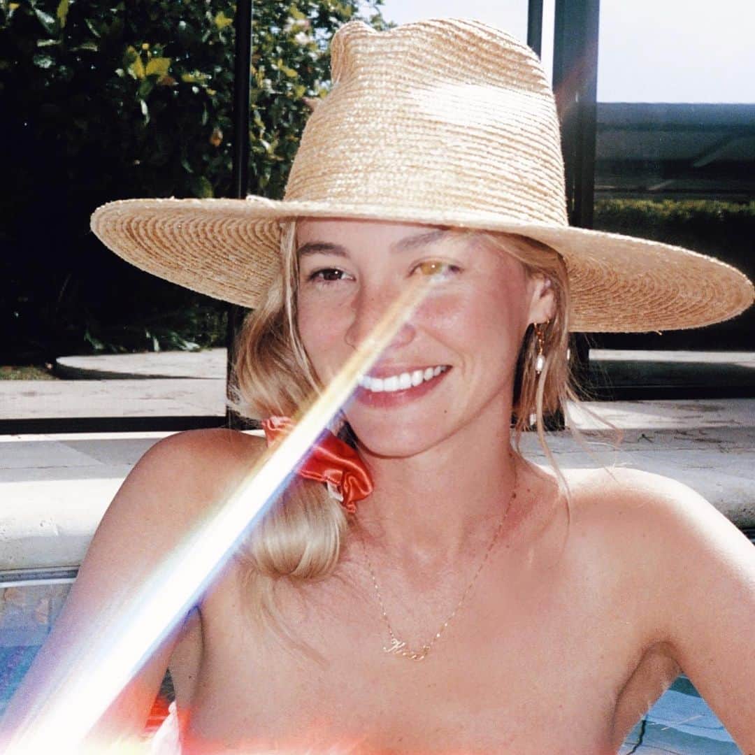 ブリアナ・ホリーのインスタグラム：「summertime 🍉  @cloudhunterco」