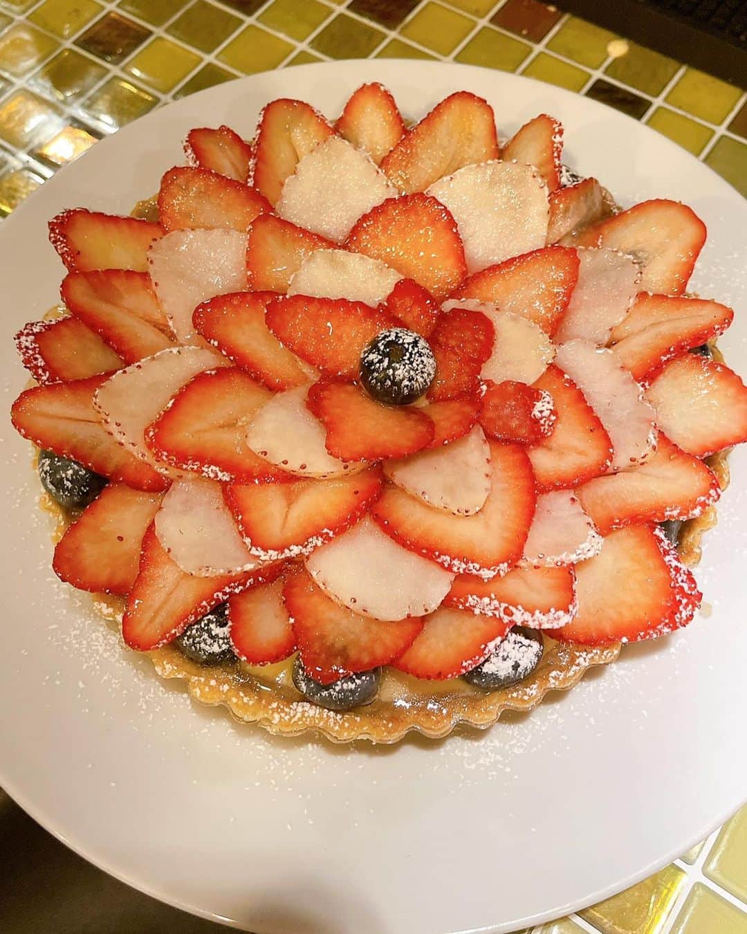 琥珀うたのインスタグラム：「. . いちごタルト作ったー！ タルト生地からカスタード、ぜーんぶ手作り🥰 伊勢丹で漢気ジャンケンしてフルーツ買ったから上のいちごはアホほど高いです🤣 すごい時間かかったけどめちゃくちゃ美味しくできたー🙌🏼🙌🏼 . . #cooking #お菓子作り #cake #tarte #strawberry #いちご #タルト #漢気ジャンケン」