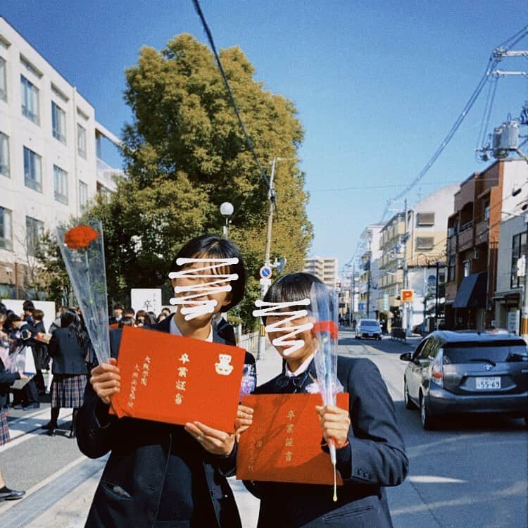 のインスタグラム：「多分1番長く高校生活を過ごしたあみか‼︎ 時々気まずくなったりした時あったけど一緒に遊んだりする時めっちゃ楽しかったよ‼︎大学でもお互い会えるといいね🌞 卒業旅行行けるようになったら行こうね。」