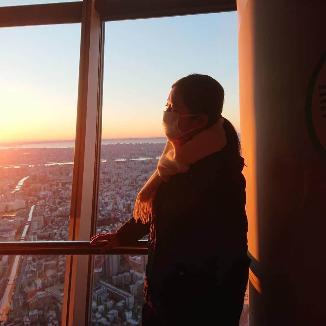 宮崎美子さんのインスタグラム写真 - (宮崎美子Instagram)「とある日の撮影、ここはどこでしょうか？  朝日が昇ります。  お天気はとても良さそうな1日の始まりです。  #スカイツリー」2月21日 14時27分 - miyazakiyoshiko.official