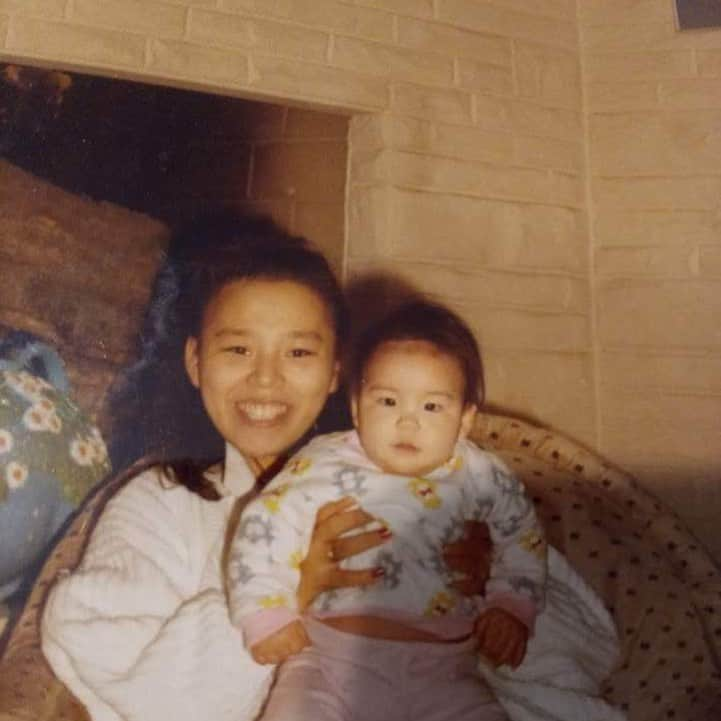 エイリーさんのインスタグラム写真 - (エイリーInstagram)「💕💕💕 rest peacefully in heaven mommy 💕💕💕 #포동포동  우리 어머니는 잔소리를 정말 많이 하셨어요 ㅎㅎ 그 만큼 저희를 걱정 하셨죠  저와 제 동생에게 뽀뽀와 포옹을 정말 많이 해 주실 만큼 스킨십도 엄청 좋아 하셨어요  저희는 이제 30대 입니다.. ㅎㅎㅎ  하지만 엄마 눈엔 저희가 아기처럼 소중했었죠  정말 많이 혼나기도 했어요.. 커서는 가끔 싸우기도 했고요...  그 만큼 저희를 사랑 하셨죠.  우리 어머니는 사랑이 넘치는 분이셨어요.   저는 그 사랑이 우리 가족들에게만 주시는 사랑인줄 알았어요. 하지만 제가 생각했던 이상으로 사랑이 많으신 우리 엄마였더라고요.  우리 어머님 황성혜  집사님의 소식이 전세계로 전해진 후 저는 정말 많은 DM들을 받았는데요.. 그 중에는 엄머님을 그리워 하는 메세지 들과 어머니께서 많은 분들에게 보여주셨던 사랑을  이야기 해주는 글 들이 참 많았어요.   그 많은 글들 속에서 또 다시 본 어머니는...  누군가에겐 친구 같은.. 누군가에겐 엄마 같은...그런 존재셨더라고요... 자신의 사랑보다..  하나님의 사랑을 전하시는 분이셨어요.  항상 자신을 낮추시고 다른 사람을 세워주시는...  마음이 따듯 하고 항상 응원을 아끼시지 않는  그런 멋진 분이셨어요. 그런 분이 저와 제 동생 쌤이의 엄마여서 정말 자랑 스럽습니다.   엄마가 매일 저에게 문자로 보내주시던 하나님의 말씀... 힘들때마다 불어 넣어 주셨던 용기와 자신감... 그리고 항상 사랑한다고 말씀해주셨던 엄마의 따듯한 목소리.. 저는 잊지 않겠습니다.. 제가 엄마에게 받았던 그 모든 사랑을 저도 이 세상에 나눠가며 살아가겠습니다.. 엄마 사랑해」2月21日 14時30分 - aileeonline