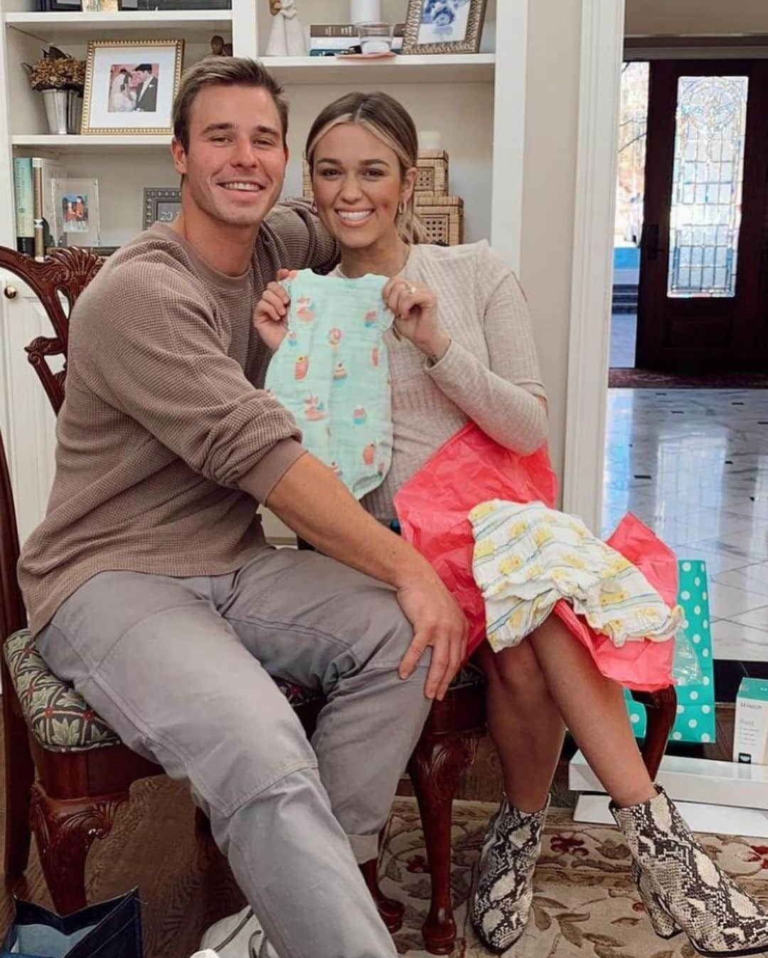 コリー・ロバートソンさんのインスタグラム写真 - (コリー・ロバートソンInstagram)「What a sweet day celebrating and showering these two with all the adorable things a baby girl needs 💕@legitsadierob @christian_huff you are surrounded by so much love. You’re going to be the most amazing parents! And don’t worry, when you need sleep, there are plenty of grandmas waiting in the wings🤗」2月21日 14時32分 - bosshogswife