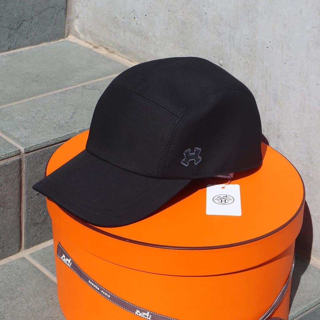 Vintage Brand Boutique AMOREさんのインスタグラム写真 - (Vintage Brand Boutique AMOREInstagram)「Hermes H Logo Cap in Black Size 59  🛒Available Online for Purchase Search Code: ao33570  ✈️Free Shipping Worldwide  📩DM for more info and pricing ➡️info@amorevintagetokyo.com  #hermes #vintagehermes #hermescap #cap #amore」2月21日 14時33分 - amore_tokyo
