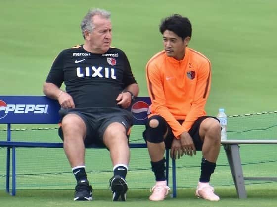 ジーコさんのインスタグラム写真 - (ジーコInstagram)「No ano passado se despediu do futebol um dos maiores laterais direitos da historia do Kashima, Atsuto Uchida. Teve como eu problemas no joelho. Dias antes de encerrar veio conversar comigo sobre a minha contusão. Expliquei tudo e lembrando que na minha época não existia a tecnica nem a tecnologia de hoje. Falei ate como foi a entrada que recebi. Senti que ao terminar a conversa ele saiu bem preocupado porque sabe que tem que manter sempre a musculatura em dia pra continuar batendo sua bolinha, como faço ate hoje. Que bom que ele hoje esta na JFA. Sucesso pra vc como foi dentro do campo.」2月21日 14時33分 - zico