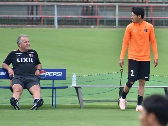 ジーコさんのインスタグラム写真 - (ジーコInstagram)「No ano passado se despediu do futebol um dos maiores laterais direitos da historia do Kashima, Atsuto Uchida. Teve como eu problemas no joelho. Dias antes de encerrar veio conversar comigo sobre a minha contusão. Expliquei tudo e lembrando que na minha época não existia a tecnica nem a tecnologia de hoje. Falei ate como foi a entrada que recebi. Senti que ao terminar a conversa ele saiu bem preocupado porque sabe que tem que manter sempre a musculatura em dia pra continuar batendo sua bolinha, como faço ate hoje. Que bom que ele hoje esta na JFA. Sucesso pra vc como foi dentro do campo.」2月21日 14時33分 - zico