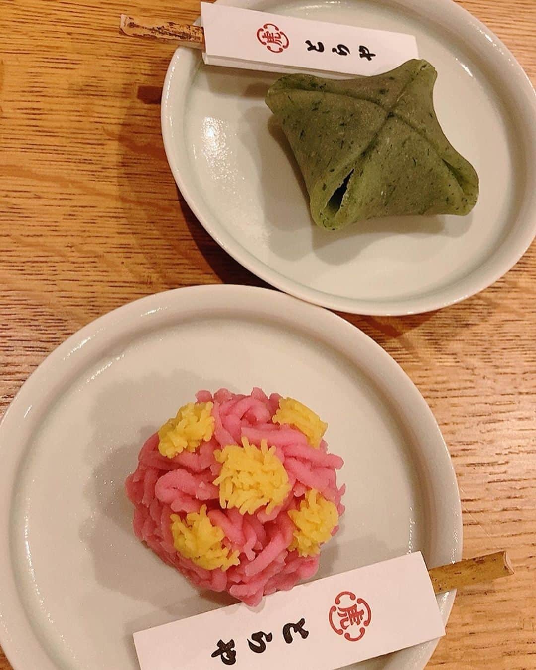 のインスタグラム：「春の足音🌸  #和菓子 #季節の和菓子 #とらや #和菓子とウィスキー　笑 #wagashi」