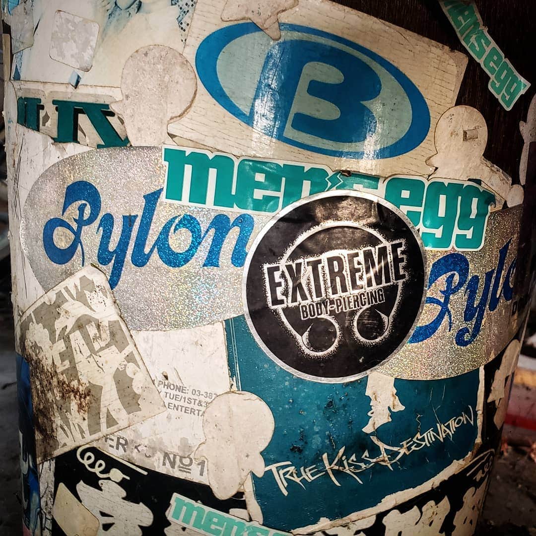 植竹拓さんのインスタグラム写真 - (植竹拓Instagram)「実家の部屋で使っていたゴミ箱。 そこへ貼っていたステッカーに青春時代がギュっと詰まっていた。  #mensegg #pylon #渋谷」2月21日 14時38分 - hiromu0820