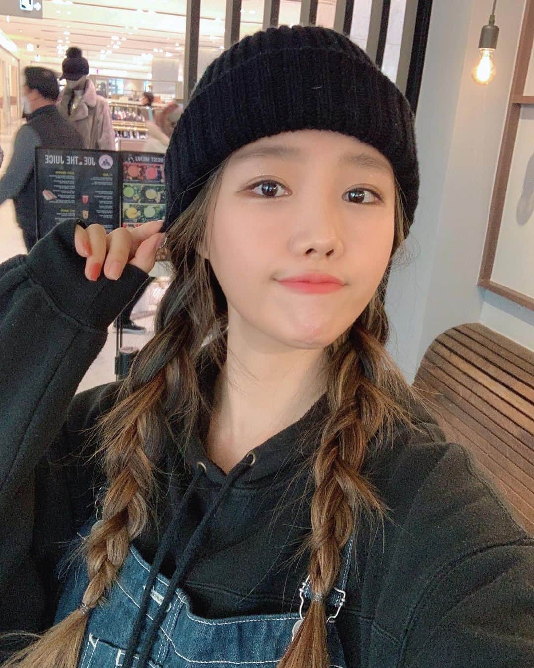 ジユルのインスタグラム：「편하지 않은 마음과 반복된 하루가 걷잡을 수 없이 날 늘어지게 만들어.. ㅆ으면 좋겟다아아아🤯 #나만이렇게  확실히 CD감성이 있다. 음원이 아닌 CD로 들었을 때 괜히 기분이 더 좋은 이유는 뭘까」