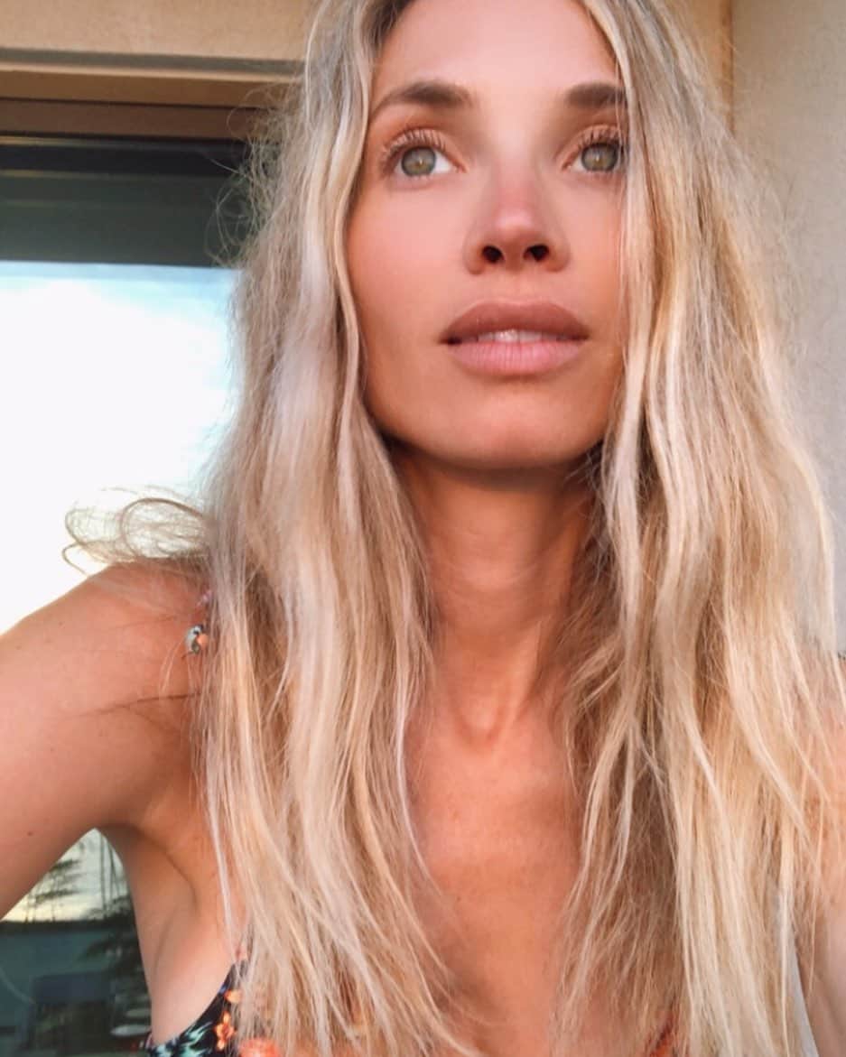ブルック・バトラーのインスタグラム：「🤙🏼🌈🏄🏼‍♀️」