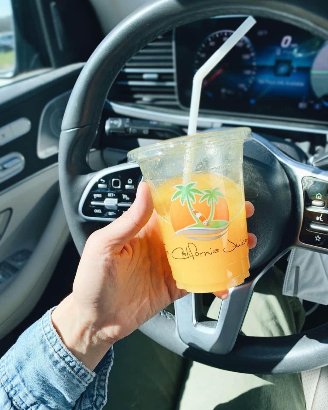のインスタグラム：「🍊🍊🍊🐒🌴✨ おさるのジョージに出てきた搾りたてのオレンジジュースを飲んでみたかった長男くん。 ファーマーズマーケットで売ってたので買ってあげたら、買って満足。 一口飲んでママあげるって🙈 #わが家は皆フルーツ苦手 #でも搾りたては美味しかった✨  Curious George에 나온 생 오렌지 주스를 마시고 싶었던 첫째아들. 파머스 마켓에서 팔아서 사줬더니 만족. 한모금 마시고는 엄마 준다고... #우리집은모두과일안먹음 #그래도생주스는맛있다👍🏻 . . . #farmersmarket #thecaliforniajuicery #organic #orange #losangeles #california #momlife #curiousgeorge #🍊」