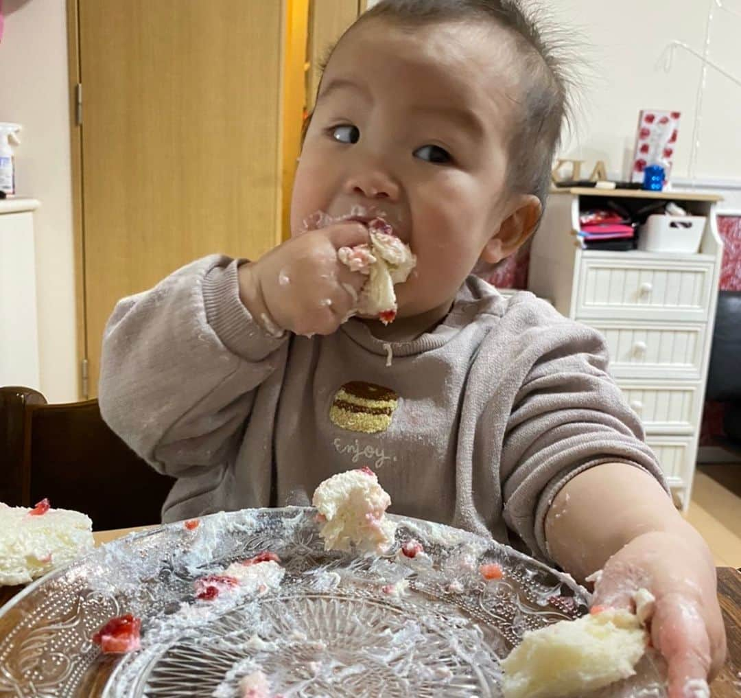 川島章良さんのインスタグラム写真 - (川島章良Instagram)「. . . きっぺい君の1歳の誕生日でした。  2月20日産まれ私とちょうど1ヶ月違い。  黄色で合わせてパシャリ。  あれ？  一枚も主役のきっぺい君こっちみてない。  きあちゃんはさすがだね。  #きっぺいくん  #1歳 #誕生日 #家族写真」2月21日 14時41分 - hannyakawashima