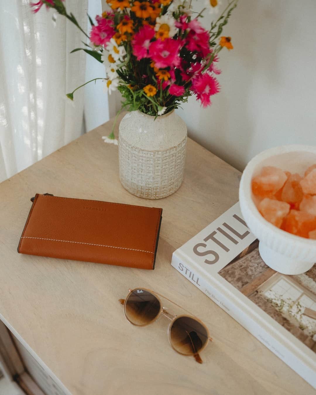 The Horseさんのインスタグラム写真 - (The HorseInstagram)「Bedside with the Commons wallet in Tan, its compact size makes it ideal for slipping into streamlined bags. Tap to shop! ⠀⠀⠀⠀⠀⠀⠀⠀⠀ Via @bekhalliday #thehorse #thecommonswallet」2月21日 14時45分 - the_horse