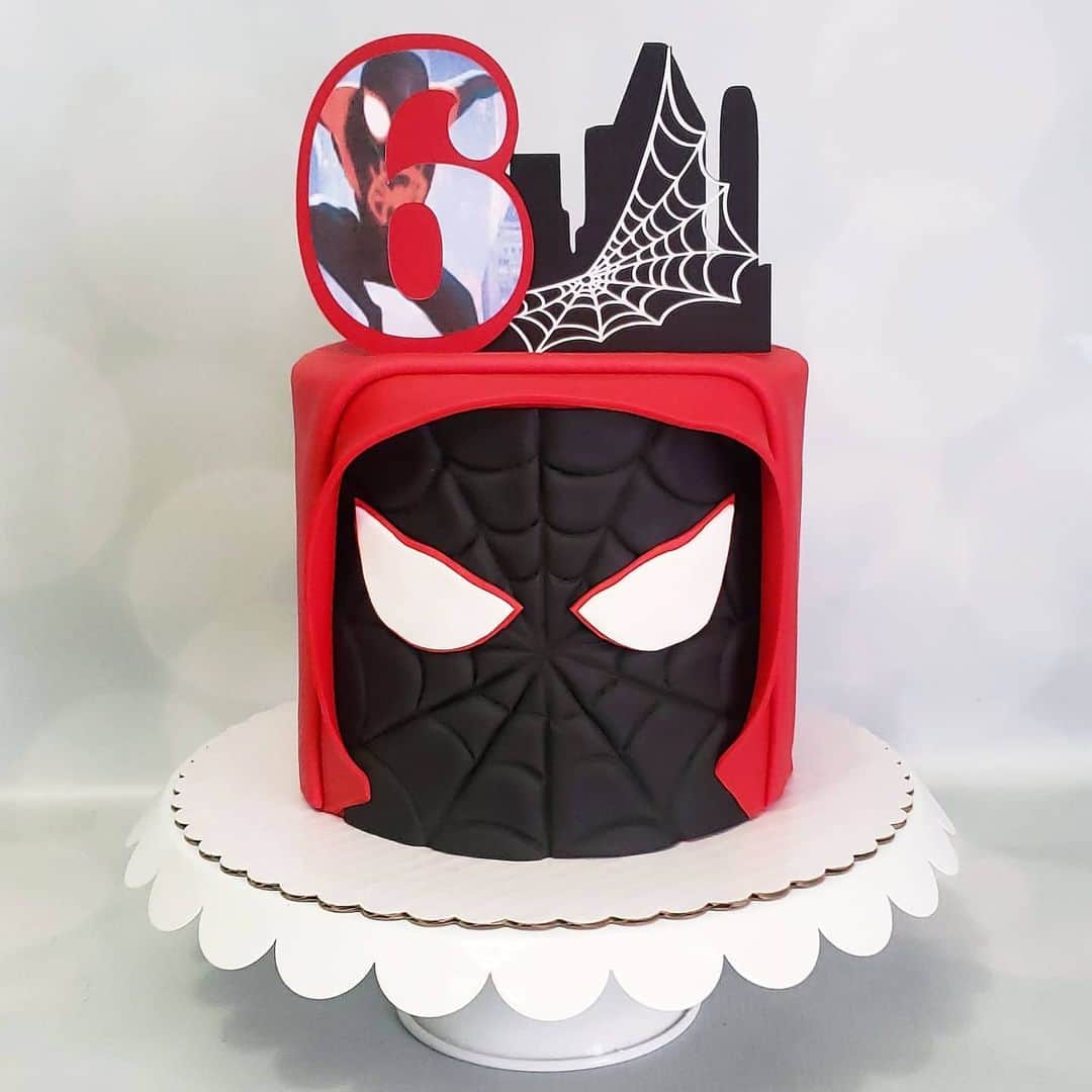 Honey Bee Cakesのインスタグラム：「Spiderverse Cake Topper by @_paperprettiesbyili_」