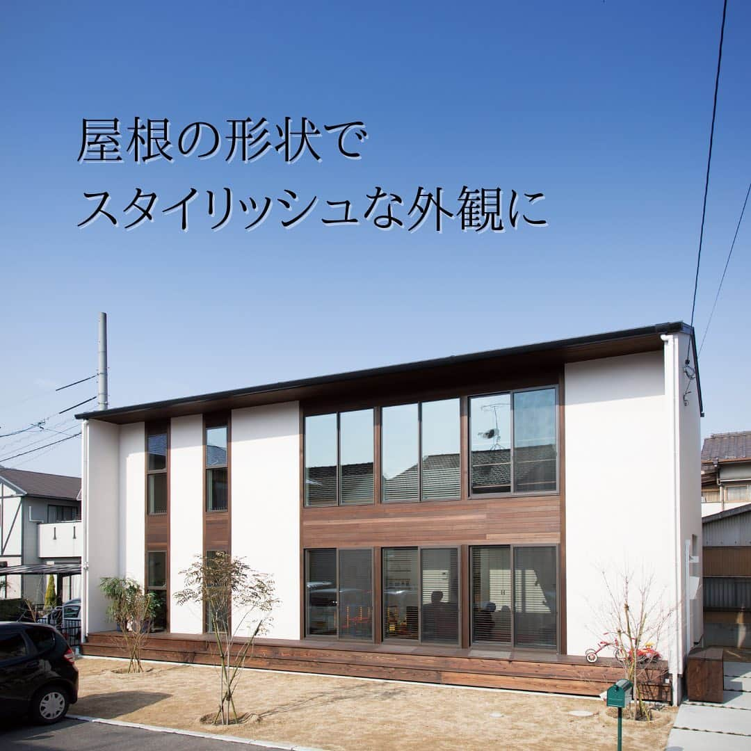 株式会社 加度商のインスタグラム：「『レッドシダーと塗り壁の家』 @kadosho1  ･ 家づくりの資料請求はコチラから→@request_kd . #外観#塗り壁#レッドシダー#● 板貼り#植栽#ldk#吹き抜け#造作家具#本棚#食器棚#マイホーム#新築#インテリア#家#住宅#工務店#自然と暮らす#シンプルな暮らし#おしゃれな家#家づくり#暮らしを楽しむ #マイホーム計画#自然素材#デザイン#住まい#かっこいい家#木の家#長期優良住宅#加度商#尾道注文住宅」