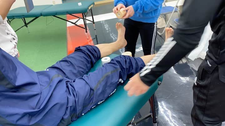 東京スポーツ・レクリエーション専門学校のインスタグラム：「高校3年生の体験者⭐️  1人で最後まで巻くことが出来ました！！  #tsr #スポーツトレーナー科 #テーピング #後関先生」