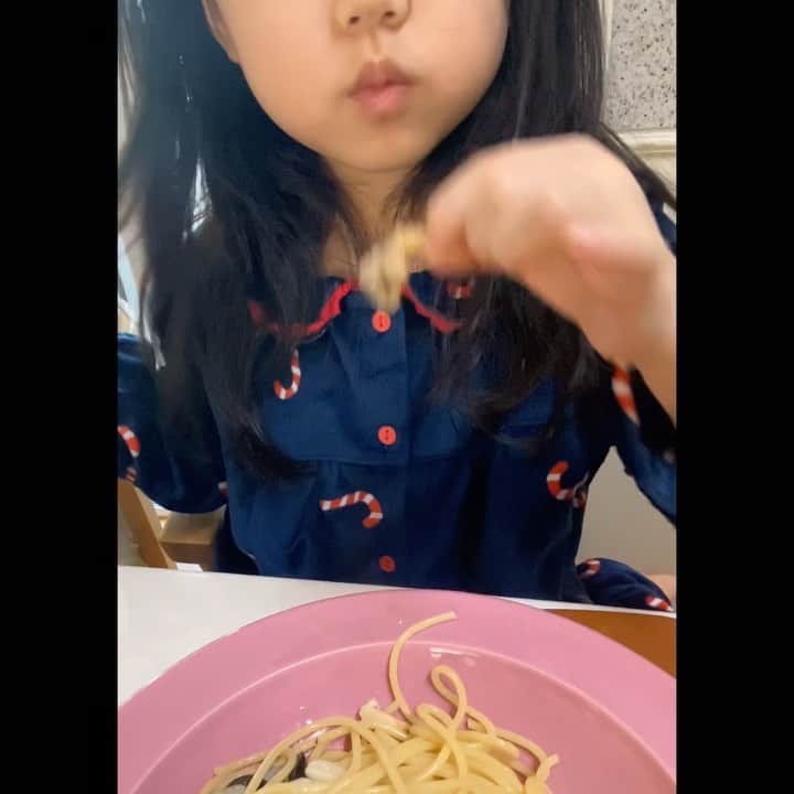 パク・タミのインスタグラム：「- 소고기무우국에 콩나물무침, 스테이크 시즈닝까지 해놨는데, 갑자기 파스타 해달라는 너희 둘. .  아놔.. 그래 뭐... 두고 저녁에 먹음되지~ 근데, 좀.. 미리 말합시다 좀.  그래도 오물거리는 조 입. . 내새끼 입에 들어가는 밥 준비는 하나도 안힘든일~~ 이라고 마음은 말하고 있습니다만.. 몸은 자꾸 다른 말을 하네요? ㅎ ㅎ ㅎ  아이들 학원 교재들 몰아 체크하고, 실컷 안고, 웃고, 또 잔소리하다 소리도 지르면서? ㅋㅋ 그렇게 그렇게 감사히 보내고 있는 주말~  좀. . 쉬고싶은데. . 왜 내 눈엔 할일이 계속 보이는지.. 빨래도 개야하고, 완이 방 책정리도 해야하고, 안보는 책, 안입는 안신는 옷, 신발도 정리해야하고.. 할일 투성이~~~ 뾰로롱 휘두르면 정리되는 마술봉 하나 있었음 좋겠다😆  #내가사랑하는햇살있는행복한주일 #탐희의한끼」