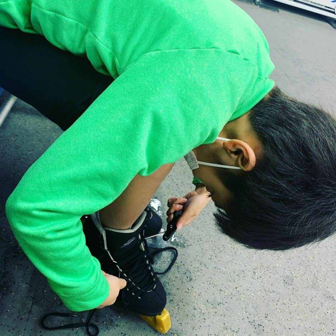 小島亜輝子のインスタグラム：「今日のスケートは、自主練。﻿ 息子頑張る。見守りつつ私も頑張る！﻿   ビデオ講座は #medu4。 あたらしい内科外科と、救中麻公を買いました。 マイナーはQassistを4年の時に全部観て、 iPadで書いたノートがあるので それで行くつもり！  ﻿ ﻿ #小学生ママ　#フィギュアスケート男子﻿ #医学生 #medstudent﻿ #医師国家試験 #第116回医師国家試験  #医学部再受験　﻿ #文学部卒　#教育学専攻　#文系からの医学部受験﻿ #医学部受験パーソナルコーチ  #大人の勉強垢﻿ #オンラインレッスン ﻿ #話し方レッスン﻿ #フリーアナウンサー　#オンライン司会 ﻿ #ナレーション収録　#ナレーター　﻿ #スピーチトレーナー小島亜輝子﻿ #アナウンサーが教える話し方 ﻿  #起業家　#女性起業家 #フリーランス﻿ #気象予報士　#群馬県出身﻿」