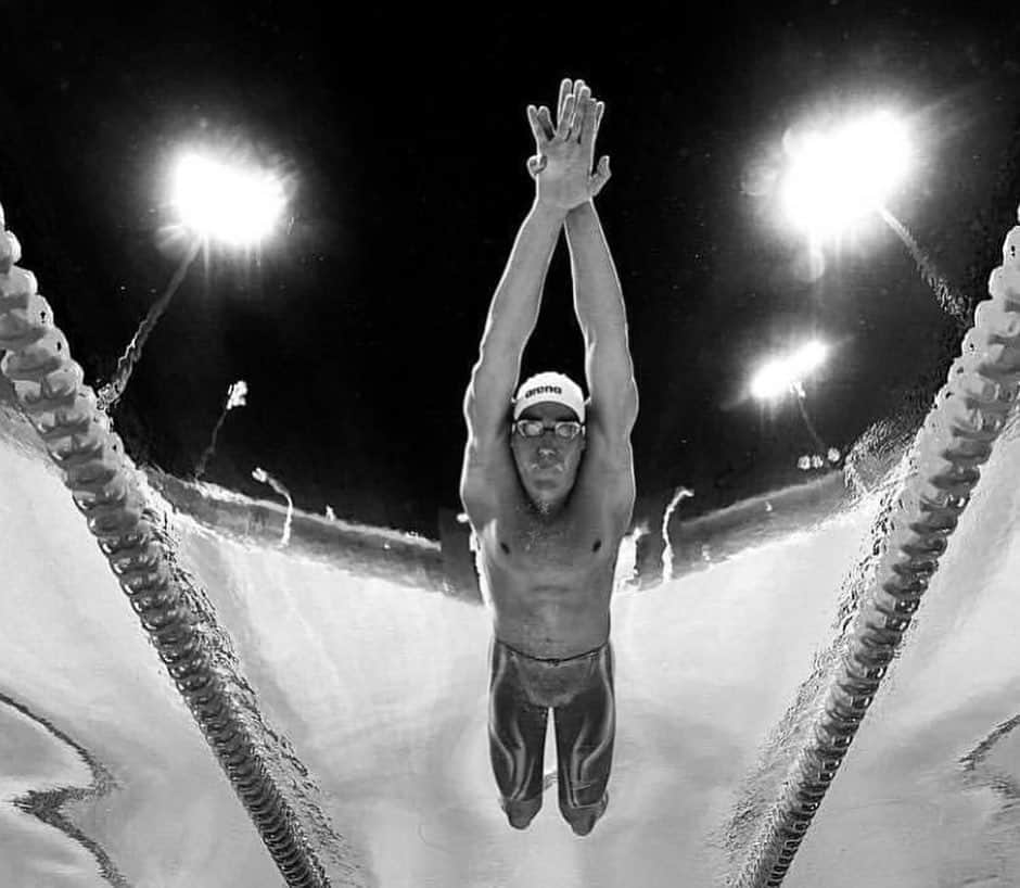 グラント・アーヴァインのインスタグラム：「👋🏼 Swimming. After 22 years in the pool, I’m ready to hang up my goggles one last time.   I’m fairly confident that when my parents enrolled me in swimming lessons as a child they would’ve never imagined the places it’d one day take me. It’s hard to summarise the years of my life that have been dedicated to something that gives me so much joy. The world of swimming has given me more than I could’ve ever imagined and I can confidently say that although I’m closing this chapter, I’m already incredibly grateful for the next one I’ve begun with FMG.   I’ve travelled the world, swum in some incredible pools, met countless amazing people, experienced the highs and the lows of elite sport, completed an accounting degree in the middle somewhere and at the end now can look back with immense pride in what I’ve achieved.   To my parents, thank you for all the early morning drop offs and weekend meets. To my coaches, Bohly and Mick, my achievements were only possible with the support and guidance you have given me. To all the physios, S&C coaches, competitors, teammates, friends and family who have been by my side through this journey, I thank you. And to my soon to be wife, your continuing support through every step of this journey means the world to me. Thank you for being my rock.   It’s been a pleasure competing for you Australia.  Officially retiring. #australiandolphin #725」