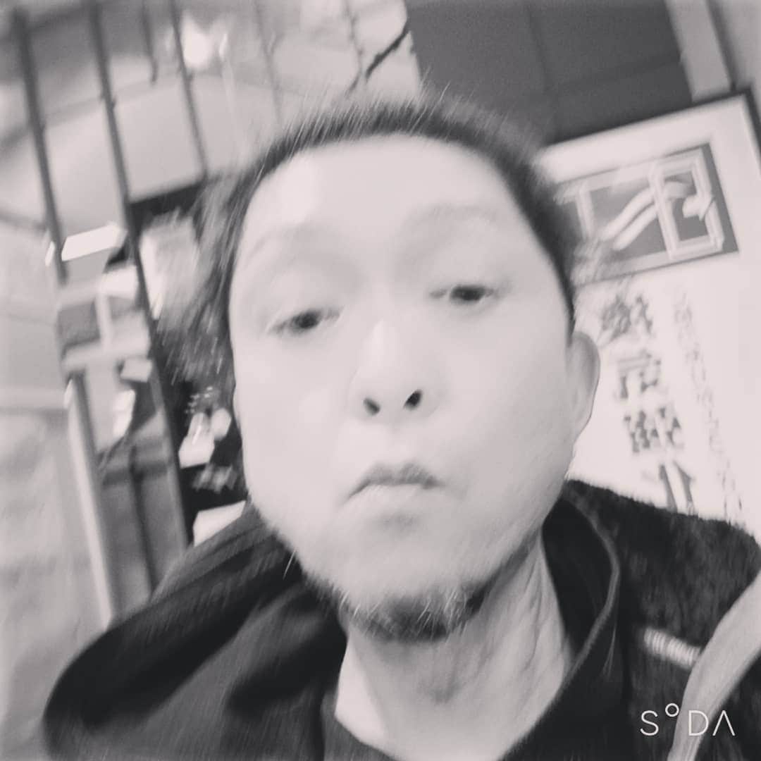 松本隆博のインスタグラム：「。 今日もなんとかギリ、1万歩。 昨夜はそこそこ呑んだので…(^^ゞ 昼まで爆睡してしまい。。 午後から歩こうと決め、ここ イオンモール倉敷、ここはね！ ウォーキングコースがあるんだ。 (^_^) なんとか達成感した～(^_^) 天気の良い暖かな休日なのか 人出も多くやっとコロナ禍から 脱せるのか？と期待しています！ 今から倉敷クッキージャーに 参りマース♪♪(^_^) ～人生遊歩道～  明日早朝は…きっと道後を歩いて るだろう(^-^)。元気な還暦少年。」