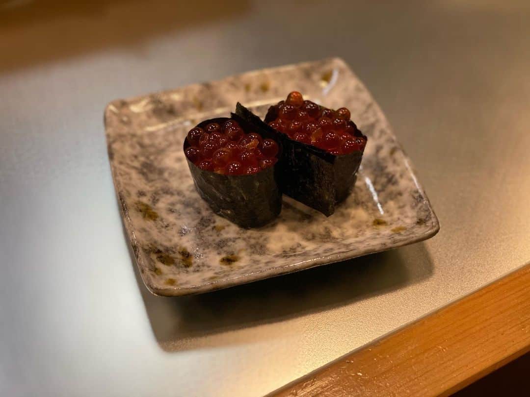 大沢文也さんのインスタグラム写真 - (大沢文也Instagram)「岐阜の寿司屋に来て1発目に頼むのが握りで飛騨牛。 寿司屋なのに飛騨牛（笑） 飛騨牛ハマってます😜  もちろん他のネタも全部美味しいです(^.^)  #寿司 #スシ #すし #sushi #🍣 #飛騨牛 #穴子 #いくら#中トロ #ウニ #雲丹 #えんがわ」2月21日 15時05分 - fumifumi_k1
