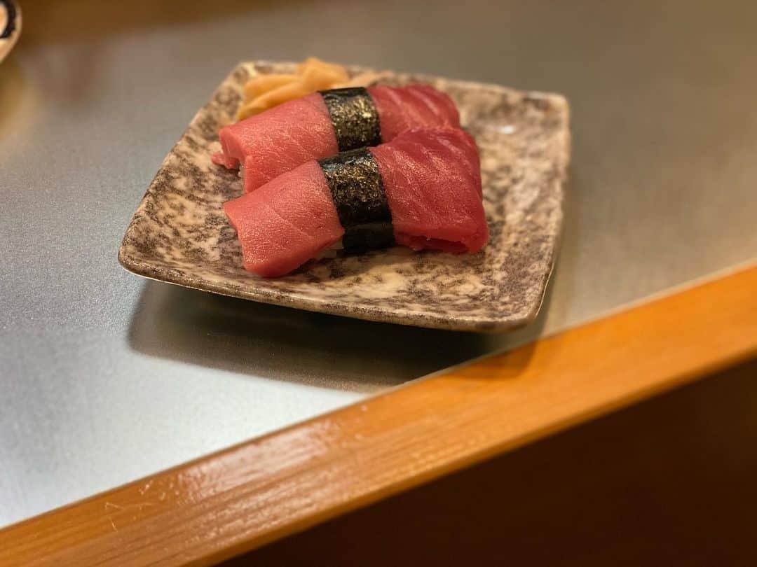 大沢文也さんのインスタグラム写真 - (大沢文也Instagram)「岐阜の寿司屋に来て1発目に頼むのが握りで飛騨牛。 寿司屋なのに飛騨牛（笑） 飛騨牛ハマってます😜  もちろん他のネタも全部美味しいです(^.^)  #寿司 #スシ #すし #sushi #🍣 #飛騨牛 #穴子 #いくら#中トロ #ウニ #雲丹 #えんがわ」2月21日 15時05分 - fumifumi_k1