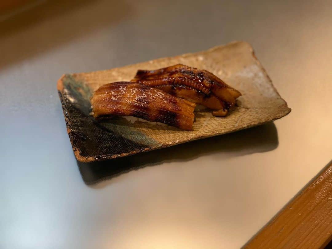大沢文也さんのインスタグラム写真 - (大沢文也Instagram)「岐阜の寿司屋に来て1発目に頼むのが握りで飛騨牛。 寿司屋なのに飛騨牛（笑） 飛騨牛ハマってます😜  もちろん他のネタも全部美味しいです(^.^)  #寿司 #スシ #すし #sushi #🍣 #飛騨牛 #穴子 #いくら#中トロ #ウニ #雲丹 #えんがわ」2月21日 15時05分 - fumifumi_k1