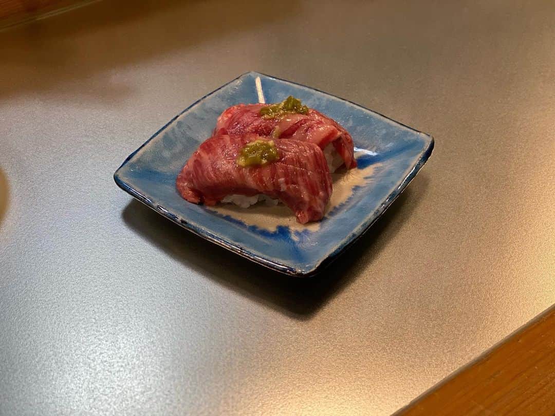 大沢文也さんのインスタグラム写真 - (大沢文也Instagram)「岐阜の寿司屋に来て1発目に頼むのが握りで飛騨牛。 寿司屋なのに飛騨牛（笑） 飛騨牛ハマってます😜  もちろん他のネタも全部美味しいです(^.^)  #寿司 #スシ #すし #sushi #🍣 #飛騨牛 #穴子 #いくら#中トロ #ウニ #雲丹 #えんがわ」2月21日 15時05分 - fumifumi_k1