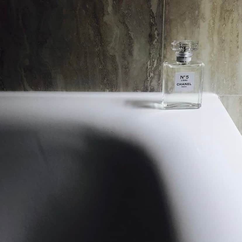 飯島望未のインスタグラム：「She has truly changed my life.   @chanel.beauty No°５ L’EAU」