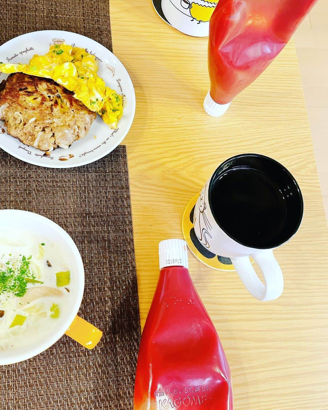 浜名ランチさんのインスタグラム写真 - (浜名ランチInstagram)「朝ごはん！！  ハンバーグサンドイッチ きのこクリームスープ あまりのハンバーグとスクランブルエッグ ケチャップ自分専用笑笑」2月21日 15時05分 - hamanaranch