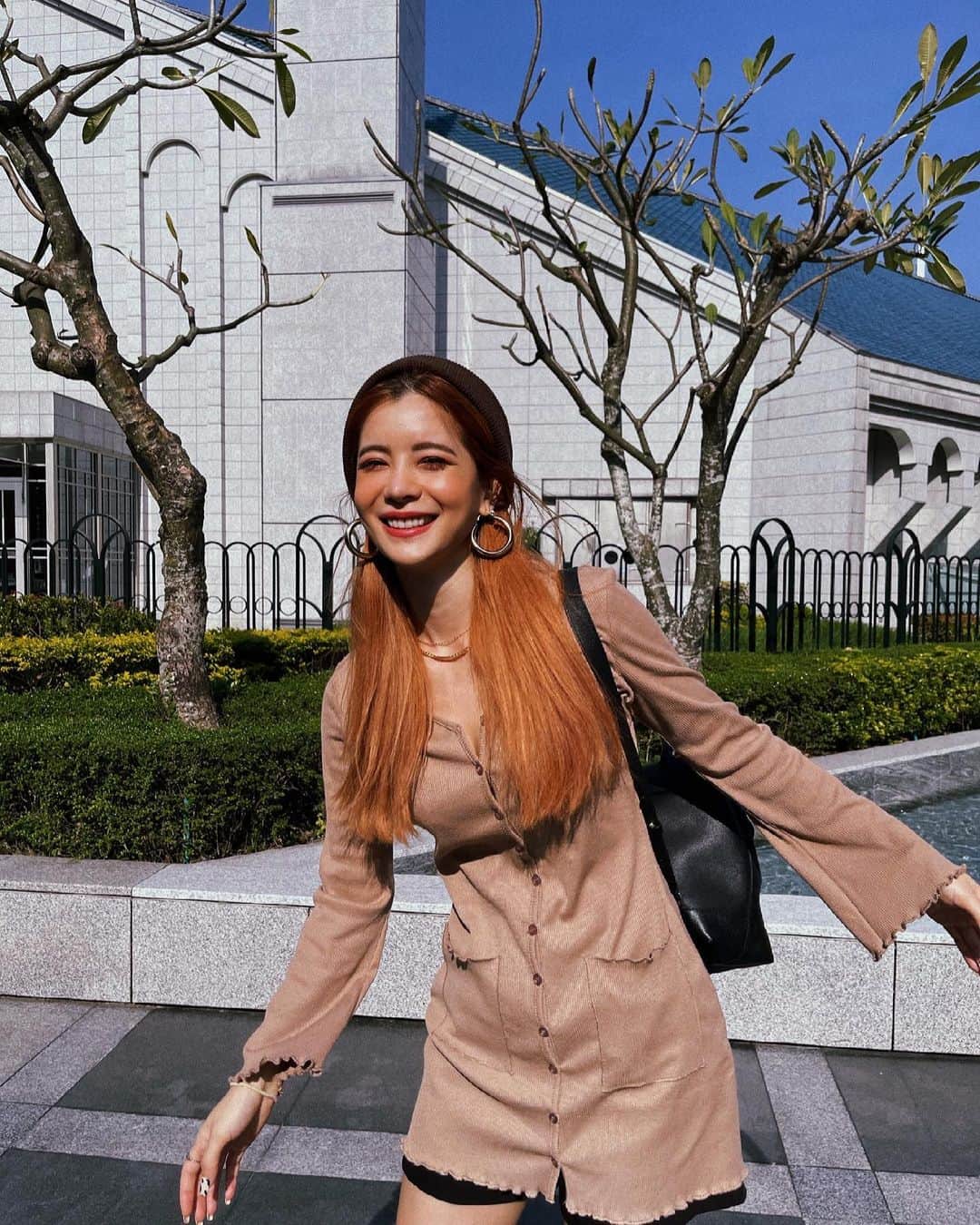 林咖安（Lyla）のインスタグラム：「☀️☀️☀️  雖然生在冬天的月份 但還是喜歡夏天✨  巡店順便曬太陽 然後有了10分鐘的空檔 立馬拍爆🌼  #sundayvibes  #sunshine  #sunbathıng」