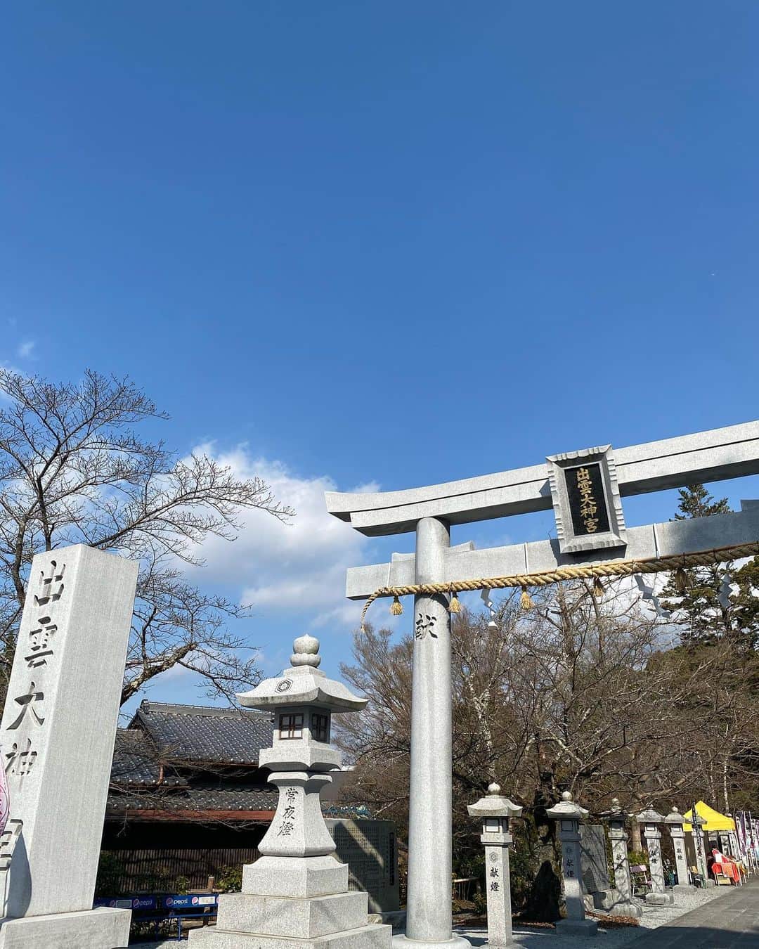 相馬絵美さんのインスタグラム写真 - (相馬絵美Instagram)「この週末は友人と北海道に行く予定が、先日の地震で新幹線が止まり、京都の実家に行く夫について行くことに。  なんとなーく私の吉方位調べたらこの期間ありまして、京都が丸かぶり。ヤッター🙌  せっかくなので実家から割と近くてしっかりお参りしなかった世界遺産の上賀茂神社と、気になっていた亀岡市にある出雲大神宮、そして何か勘違いしてタクシーの運転手さんに伝えたらたどり着いた、地元の人しかわからないマイナーな八坂神社にお参りに⛩  写真は出雲大神宮の鎮守の杜の中にある大きな「磐座」 神様の宿る御神体のようで、神社の一番パワー強いところだそう。  知らないで本殿だけお参りして出ようとした先に、何故か運転手のおじちゃんが車から出てスタンバイして待ってて「ここ行った？」ってズンズン進んで連れてってくれたの。 きっとあのおじちゃんは仙人か妖精か神様🧚‍♂️  勘違いして着いた八坂神社も何だか呼ばれた感あって凄く良い場所だったのでまた写真載せますね。  烏の写真は近くの上賀茂神社にて。 私の大好きな八咫烏をお祭りしてるんだよー。  #世界遺産 #上賀茂神社 #出雲大神宮 #八坂神社 #亀岡市 #吉方位 #京都 #神社」2月21日 15時08分 - somaemi
